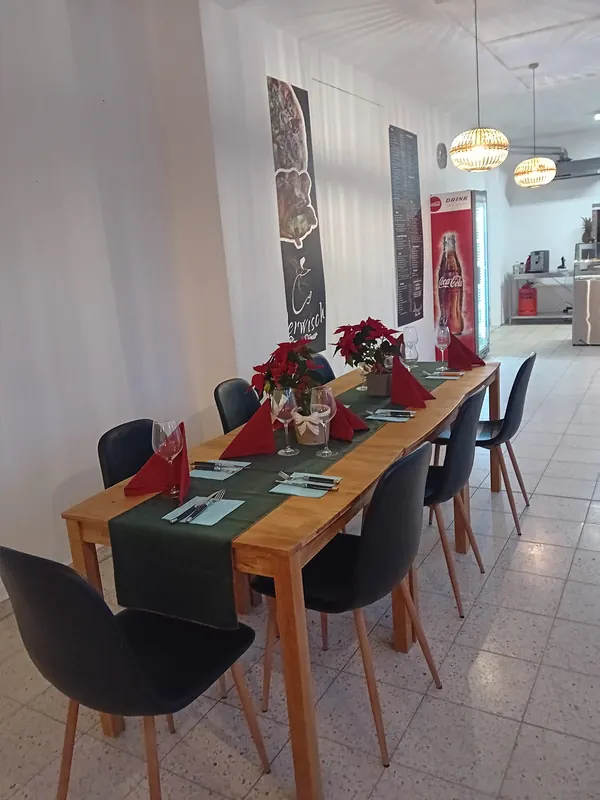 Gastraum mit gedeckter Tafel für eine Feier