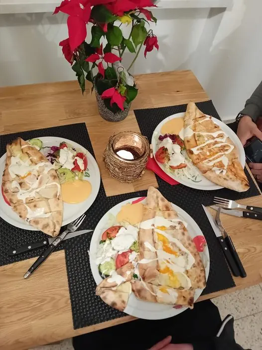 Pizza und Döner-Teller am Tisch