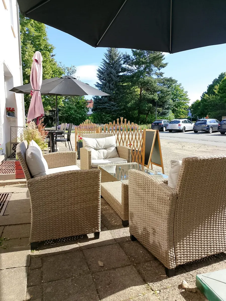 Draußen sitzen vor dem Haus