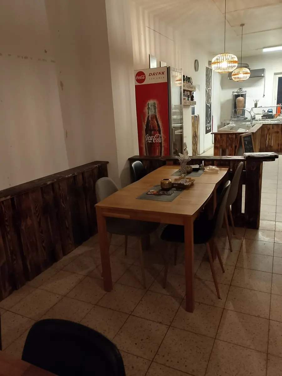 Blick zur Theke mit dem Dönerspieß